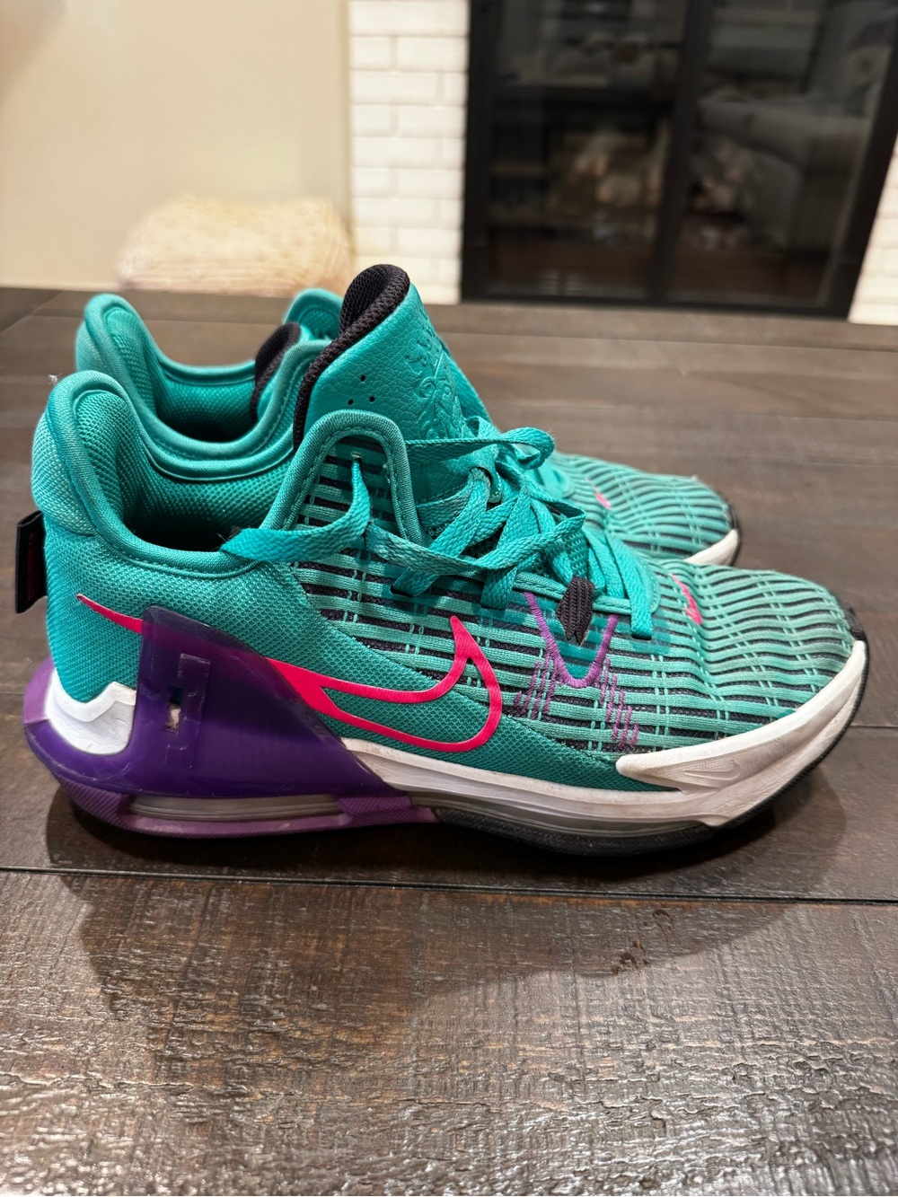 Nike Women's LeBron Witness 6 Sneaker Sz 7